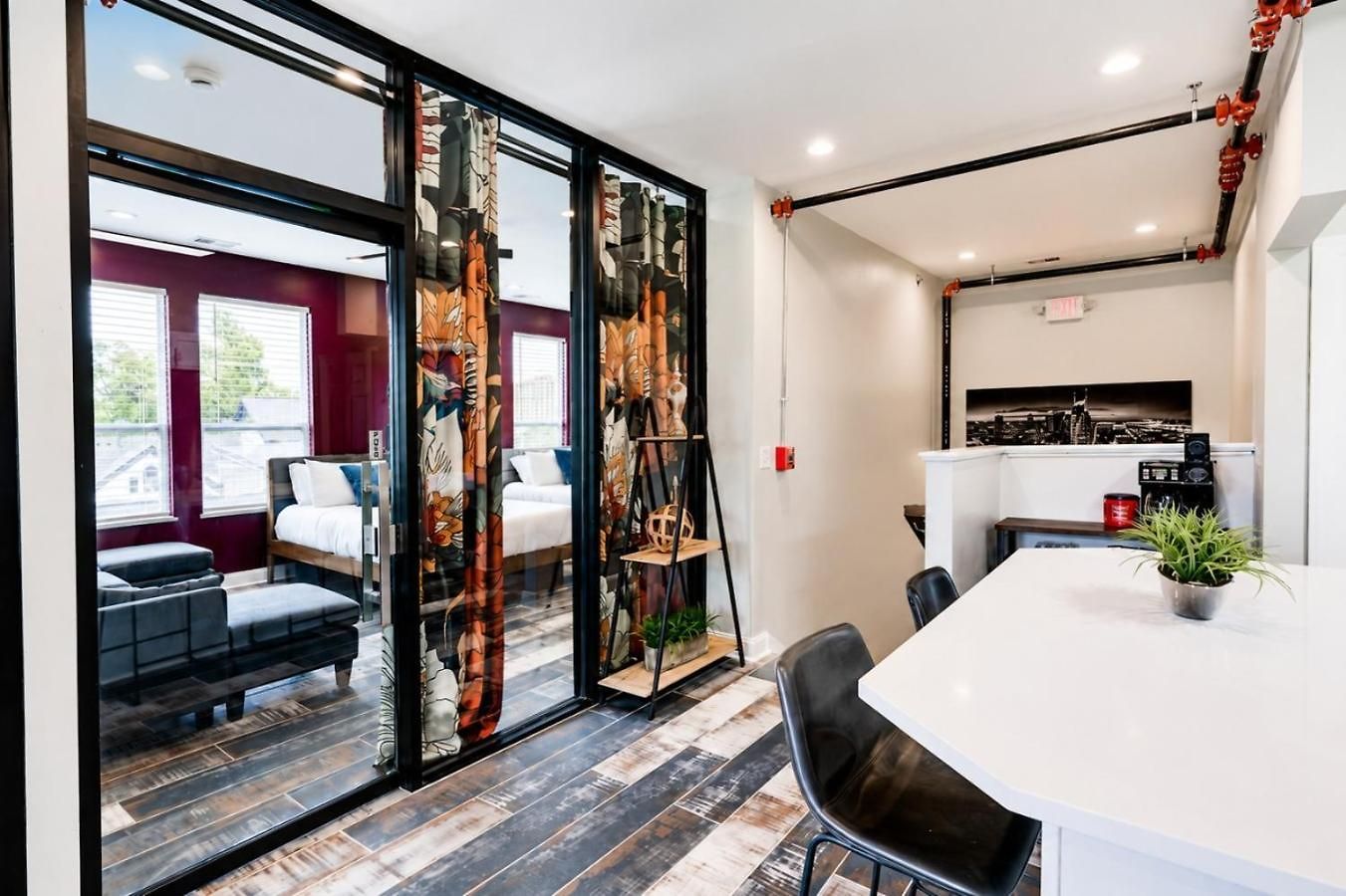 Gallant Glass 4br Floor Walk To Vandy! Apartment