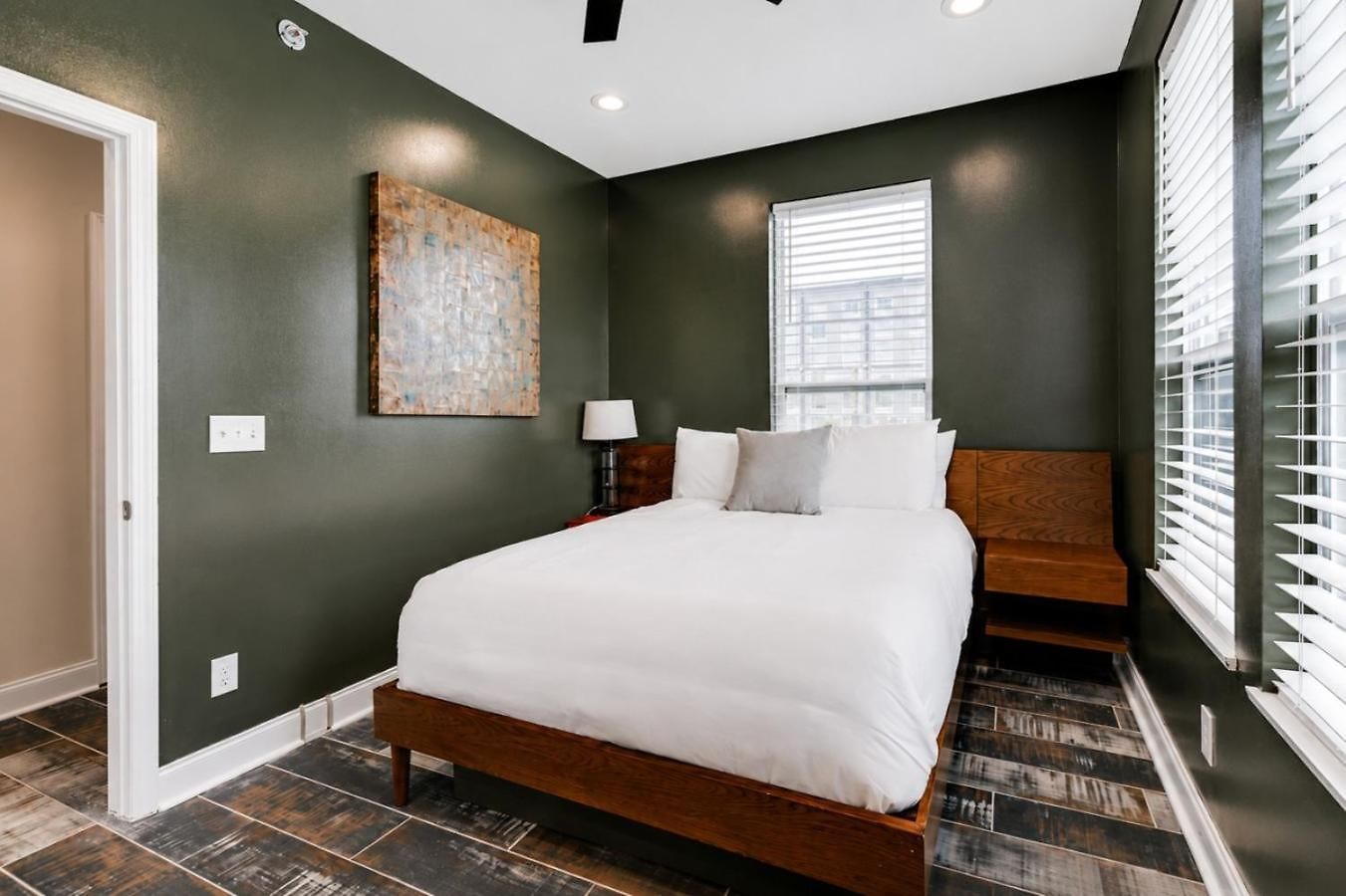 Gallant Glass 4br Floor Walk To Vandy!