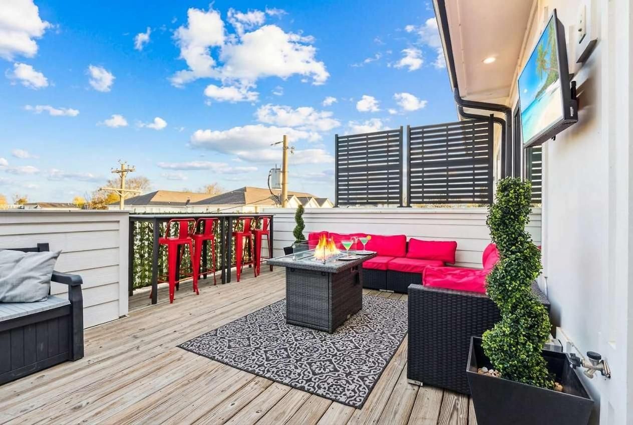 Private With Rooftop Game Near Downtown Holiday home