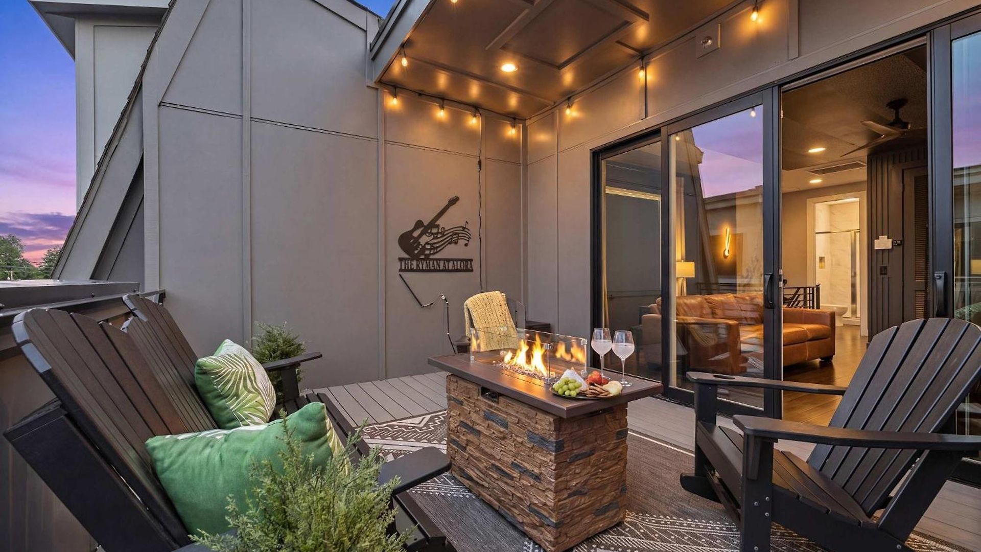 Luxury Gated Duo Sleeps 24 Karaoke & Rooftop Holiday home *