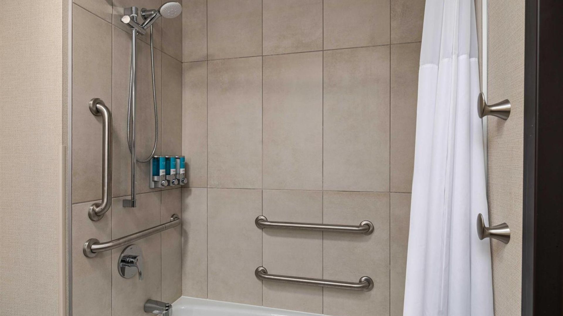 Drury Plaza Southeast Century Farms Hotel 3*