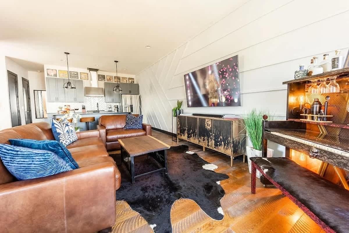 Boots & Broadway - 2 Units - Mins To Broadway *