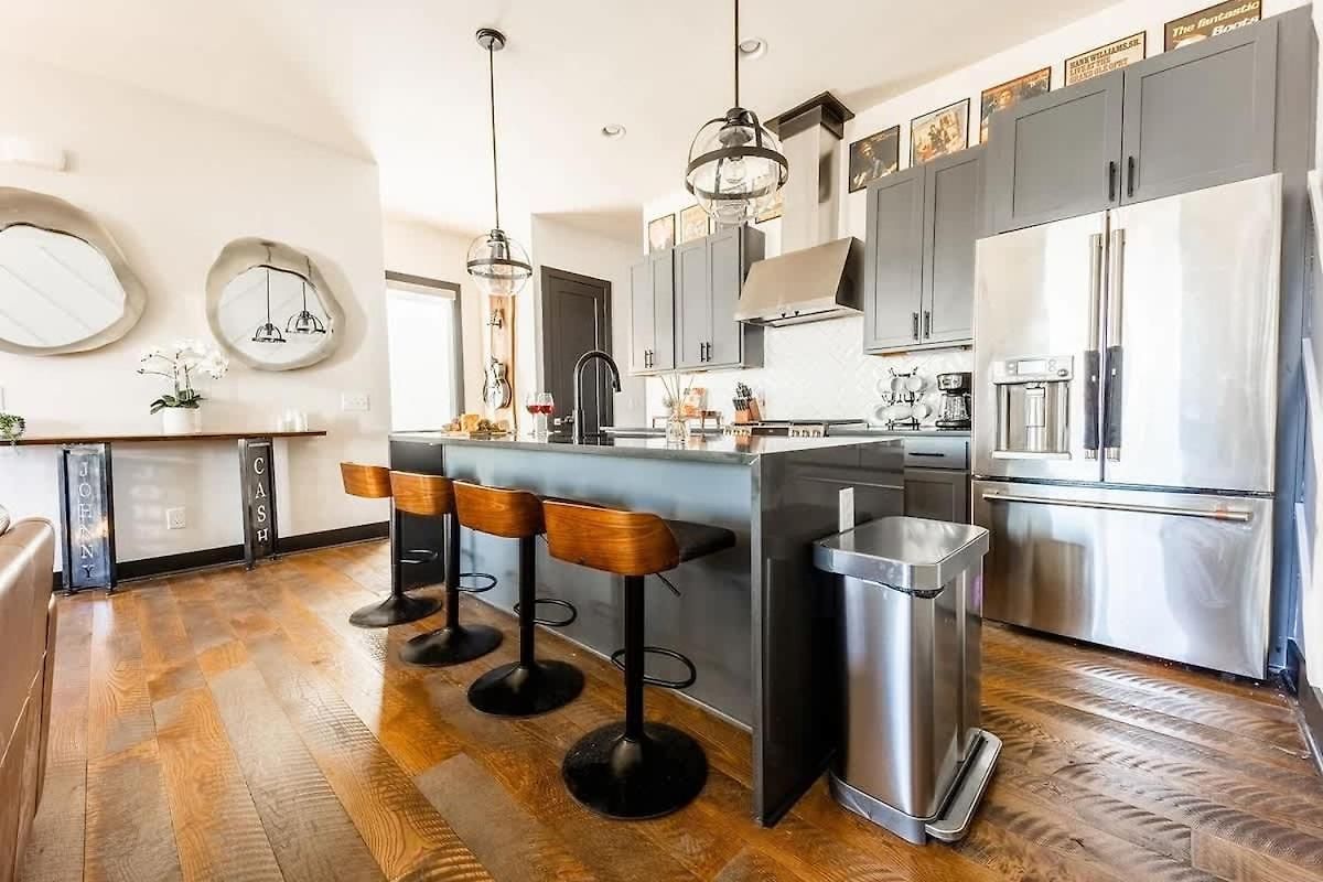 Boots & Broadway - 2 Units - Mins To Broadway *