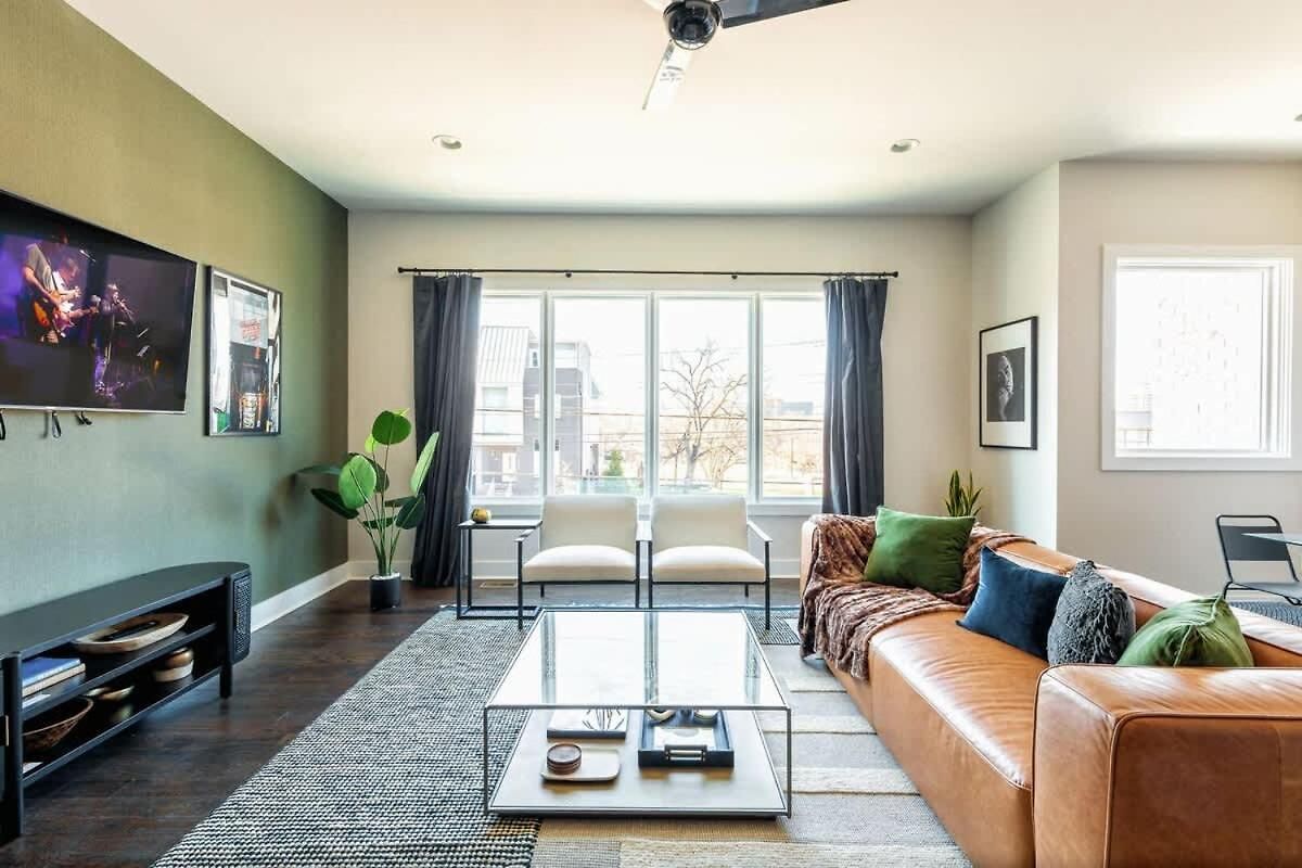 Boots & Broadway - 2 Units - Mins To Broadway