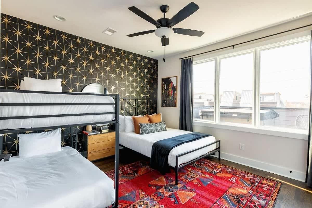 Boots & Broadway - 2 Units - Mins To Broadway