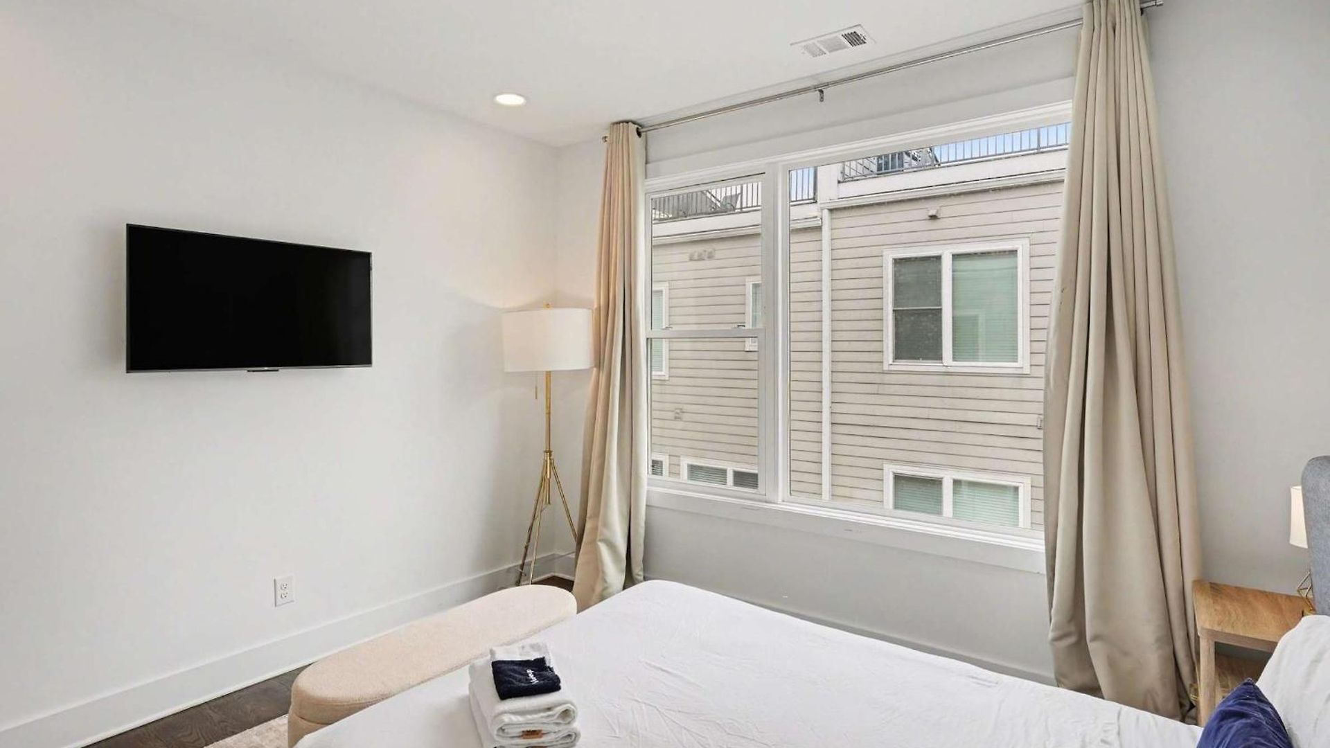 Modern Townhome W Rooftop Views Near Broadway *