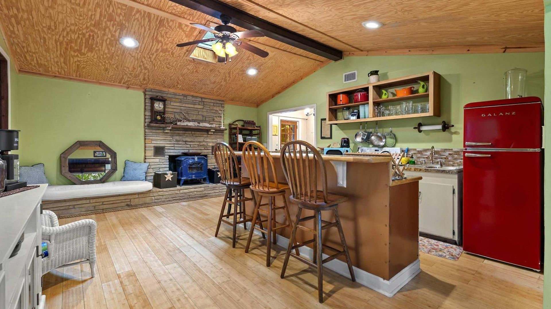 Cozy Waterfront With Fire Pit Holiday home *