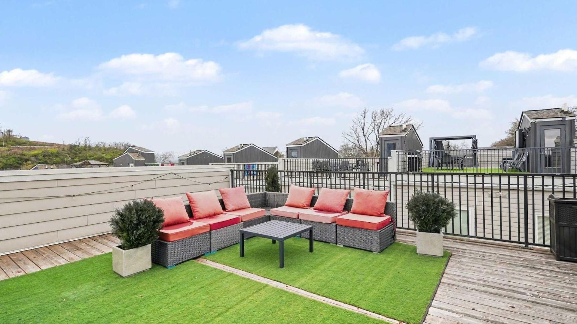 Holiday home 2 Modern Townhomes W Rooftop Views Near Broadway