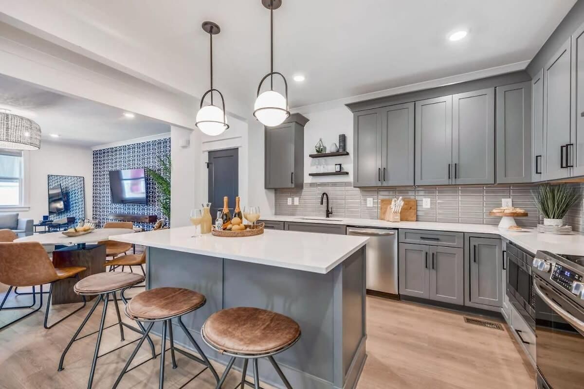 Beautiful Luxury Renovation 5 Minutes To Downtown *