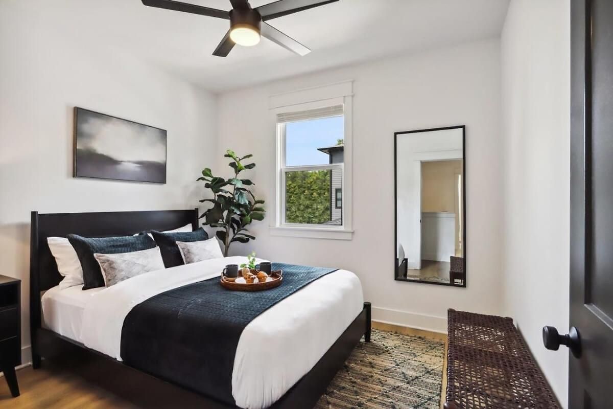 Beautiful Luxury Renovation Near Downtown Holiday home