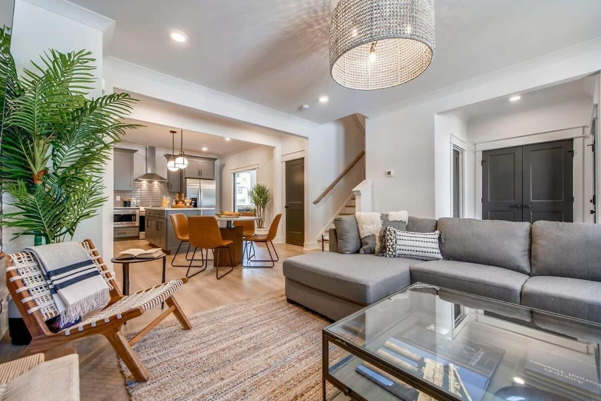 Beautiful Luxury Renovation 5 Minutes To Downtown *
