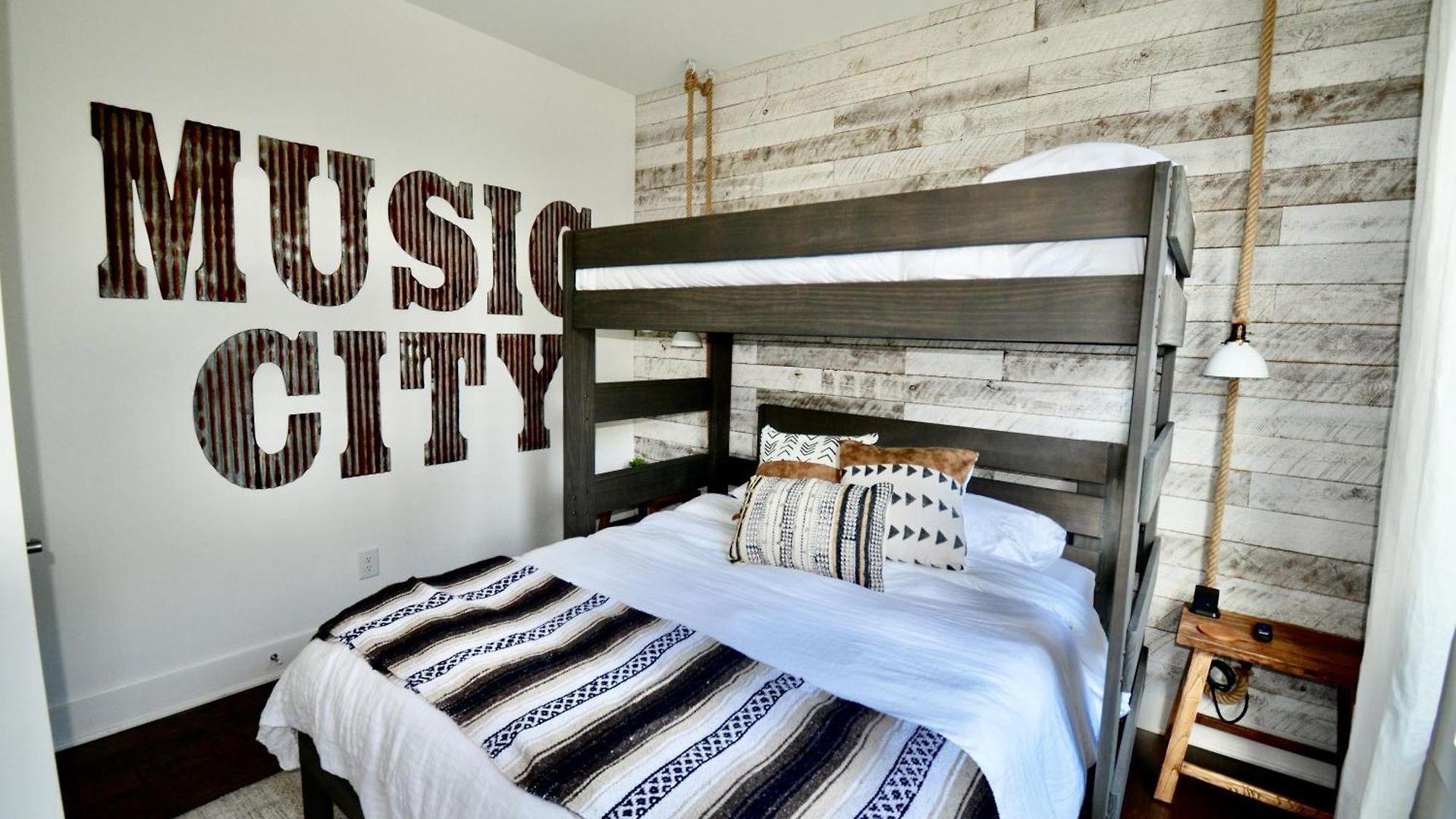 Holiday home Honkytonk Vibe In East - Close To Broadway