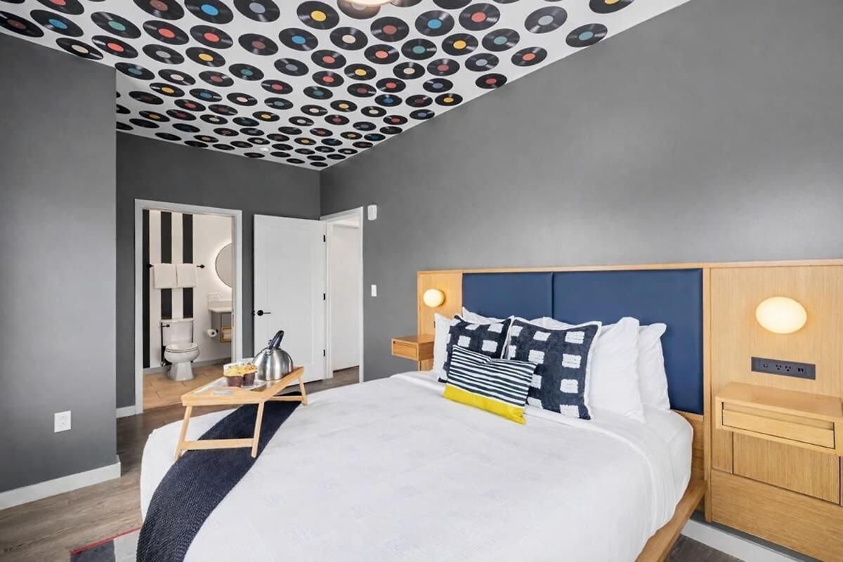 Holiday home Pianissimo-2 Units-rooftop Pool-gym-on Music Row *