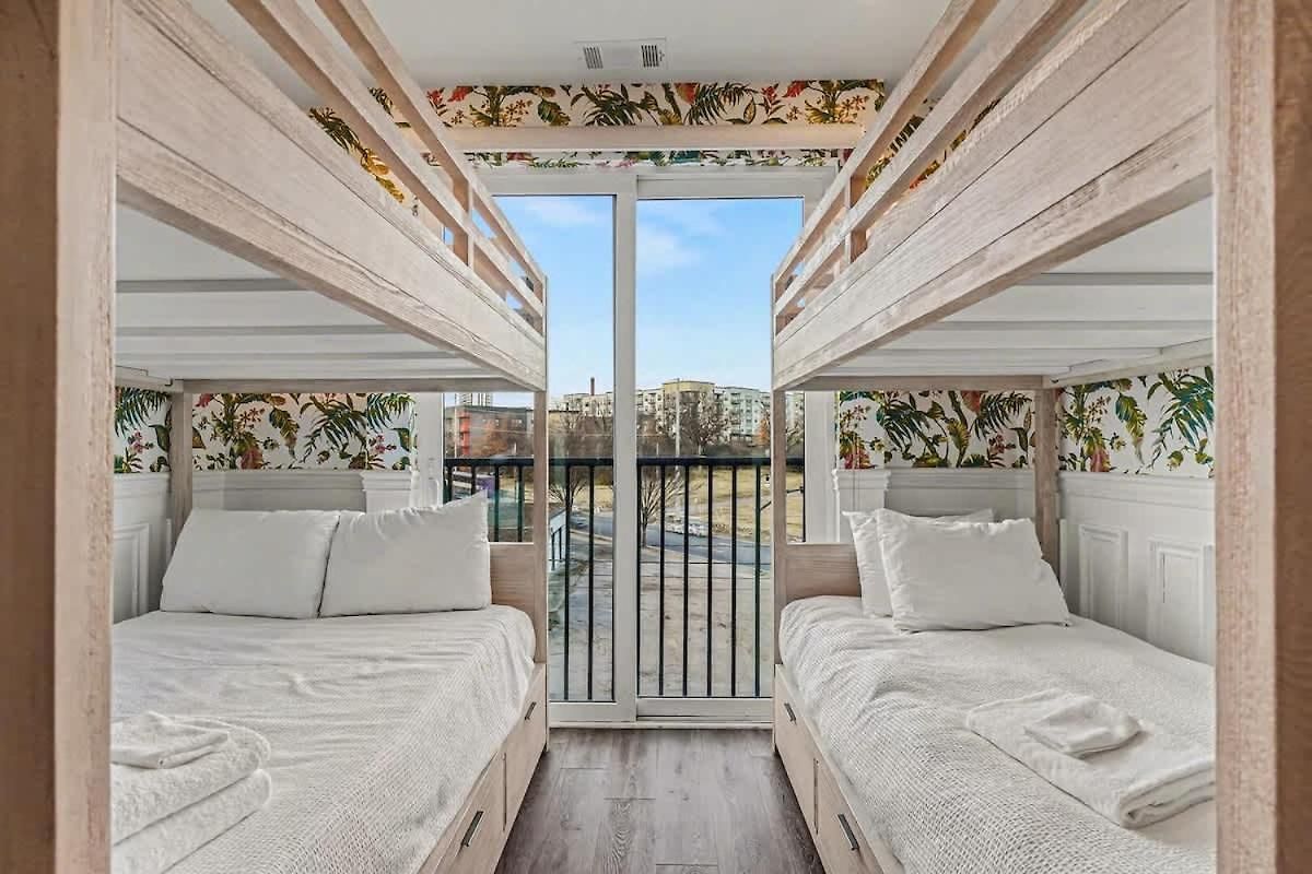 Holiday home Petal & Palm-rooftop Patio & Gym-mins To Broadway Nashville