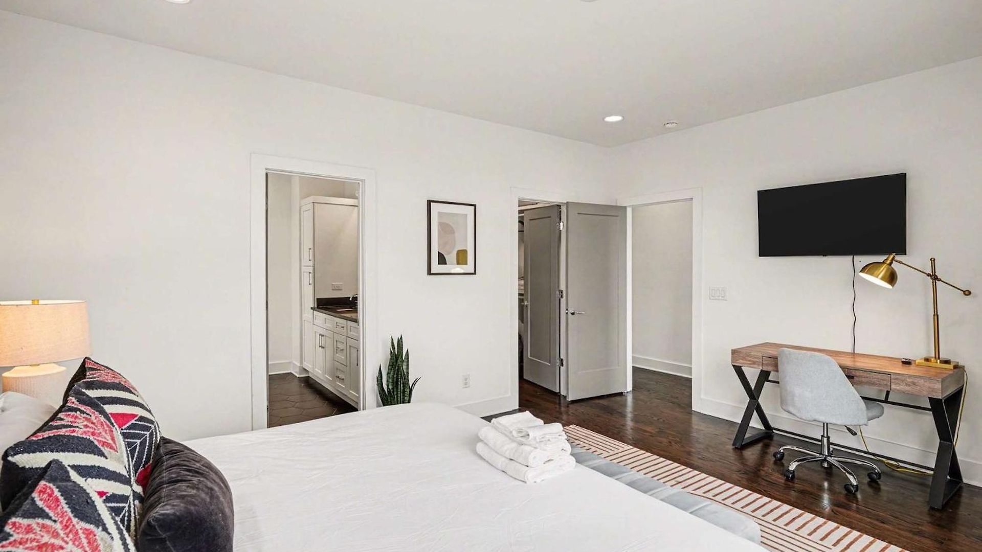 Holiday home 2 Trendy Townhomes W Rooftop Views Near Broadway *