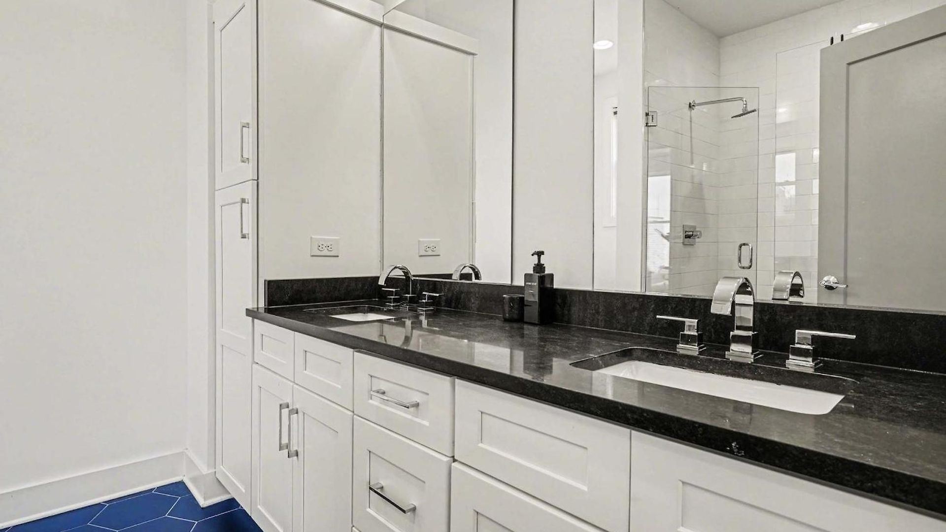 Trendy Townhome W Rooftop Views Near Broadway Holiday home