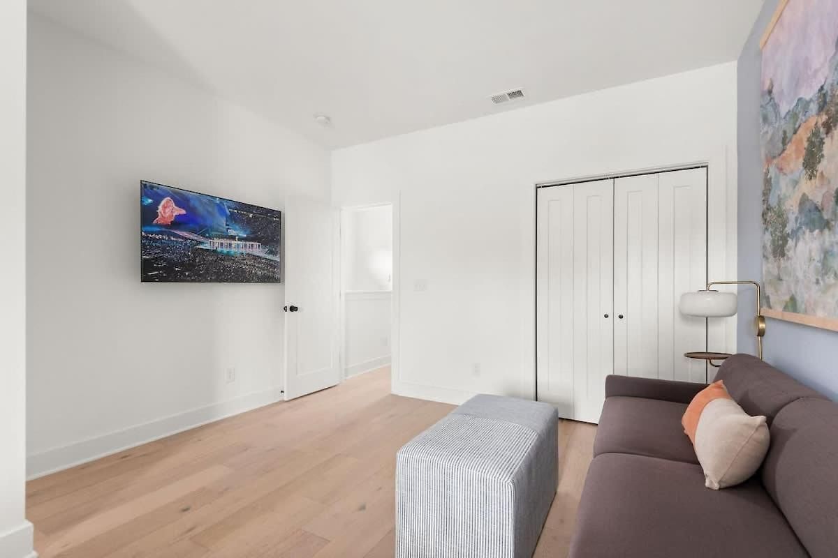 Modern Palette - Private Patio - Mins To Broadway Holiday home Nashville