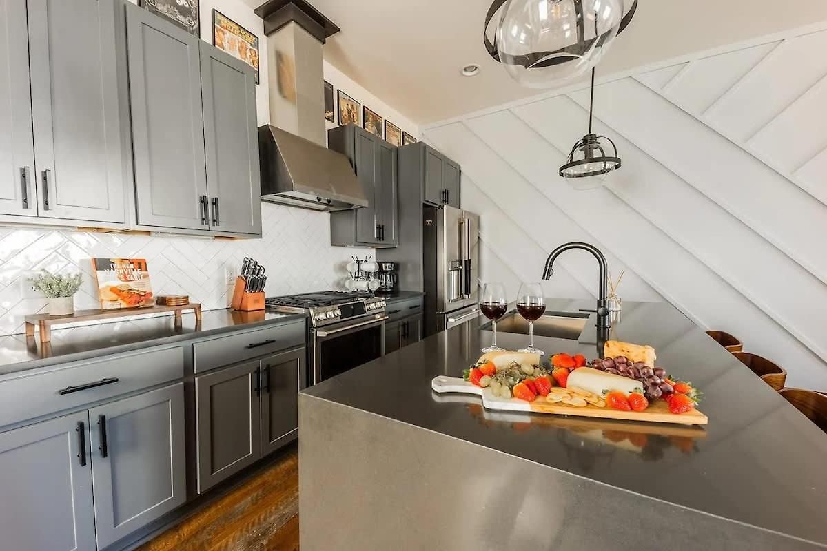 Boots & Broadway - 2 Units - Mins To Broadway *