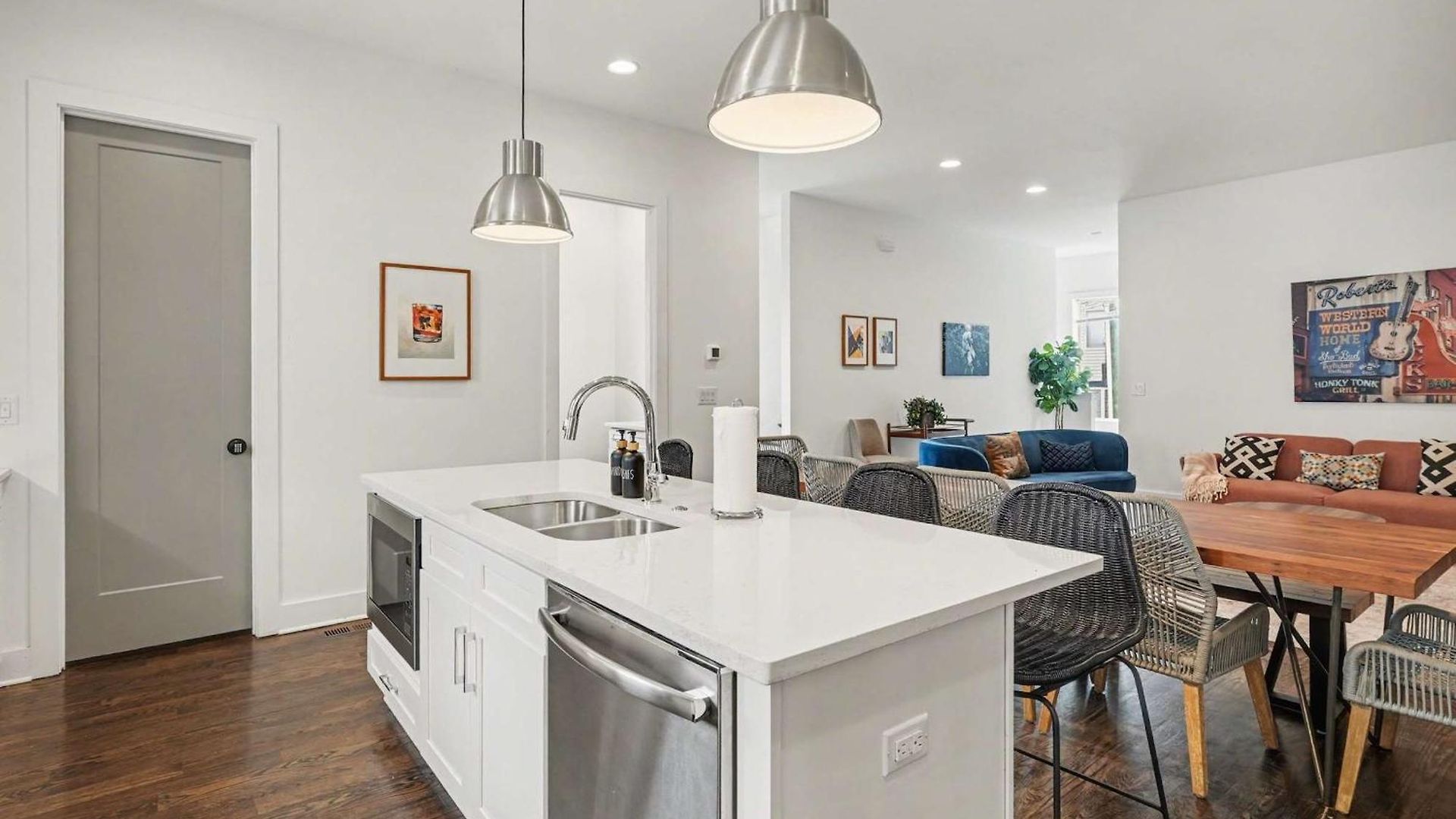 Holiday home 2 Stylish Townhomes W Rooftop Views Near Broadway *