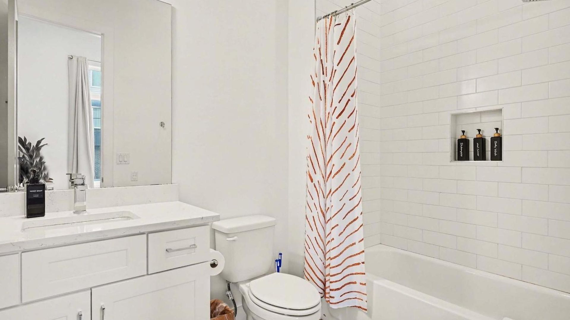 2 Modern Townhomes W Rooftop Views Near Broadway Holiday home