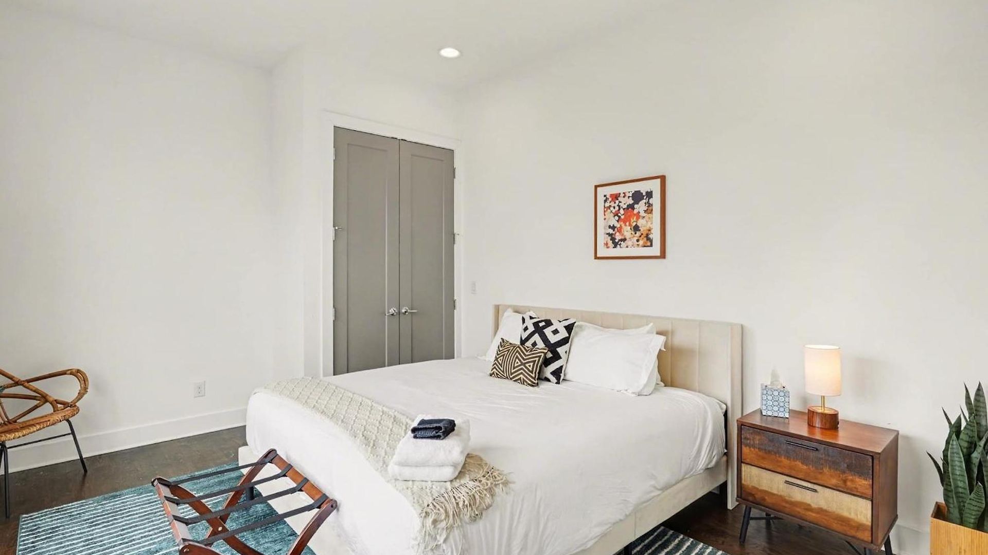 2 Modern Townhomes W Rooftop Views Near Broadway