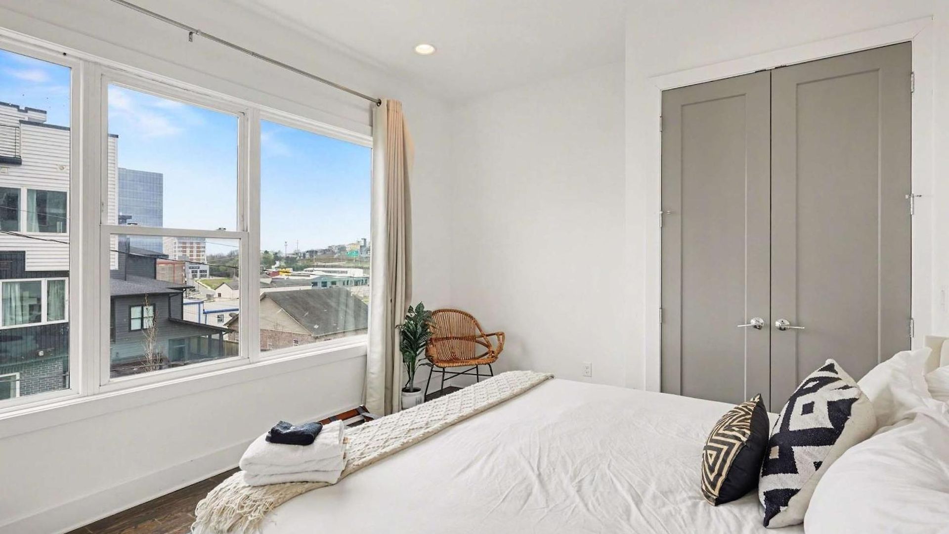 2 Stylish Townhomes W Rooftop Views Near Broadway Holiday home