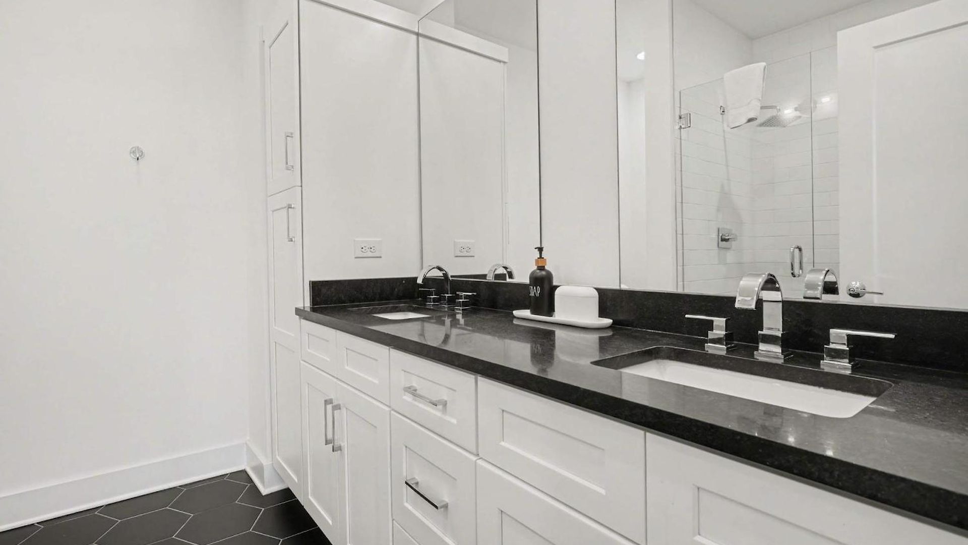 2 Trendy Townhomes W Rooftop Views Near Broadway