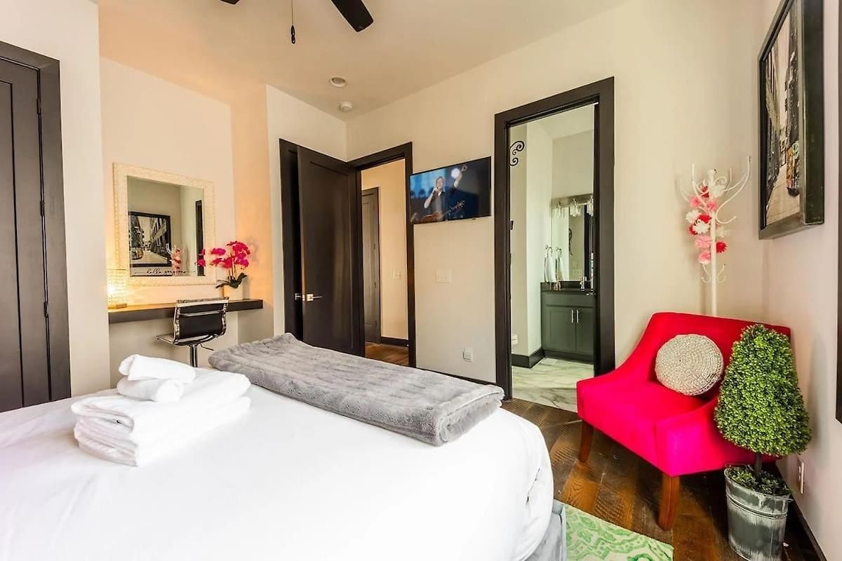 Boots & Broadway - 2 Units - Mins To Broadway Holiday home