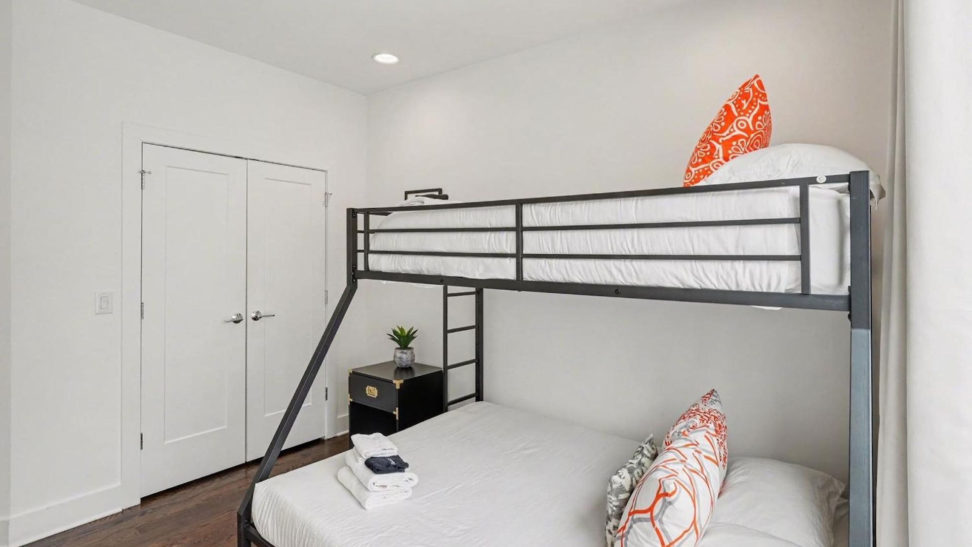 2 Trendy Townhomes W Rooftop Views Near Broadway Holiday home *