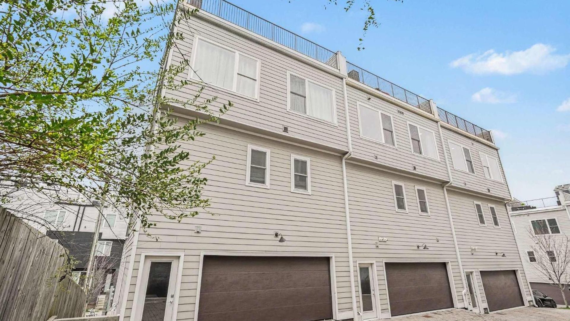 Holiday home 2 Modern Townhomes W Rooftop Views Near Broadway Nashville