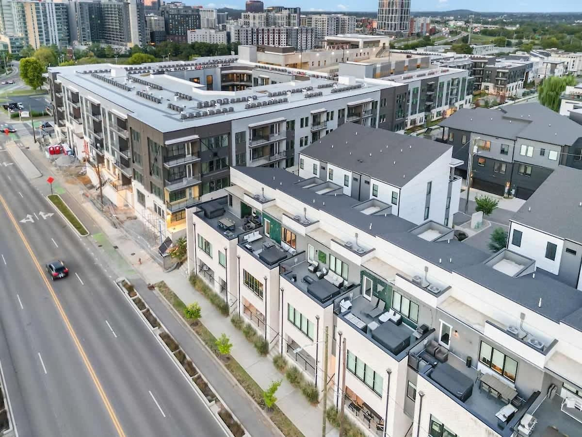Boots & Broadway - 2 Units - Mins To Broadway