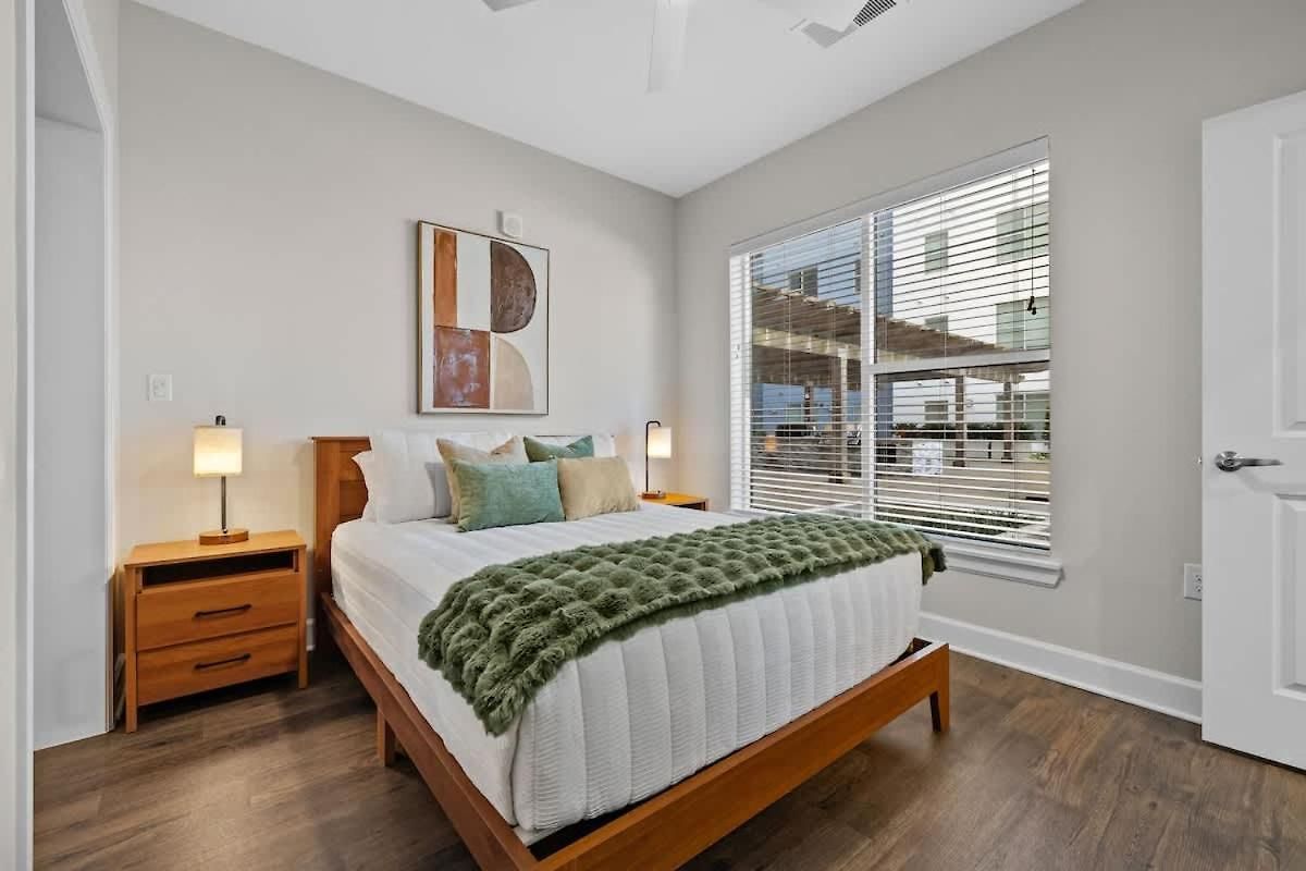Apartment Light-filled Retreat Near Broadway & Pool *