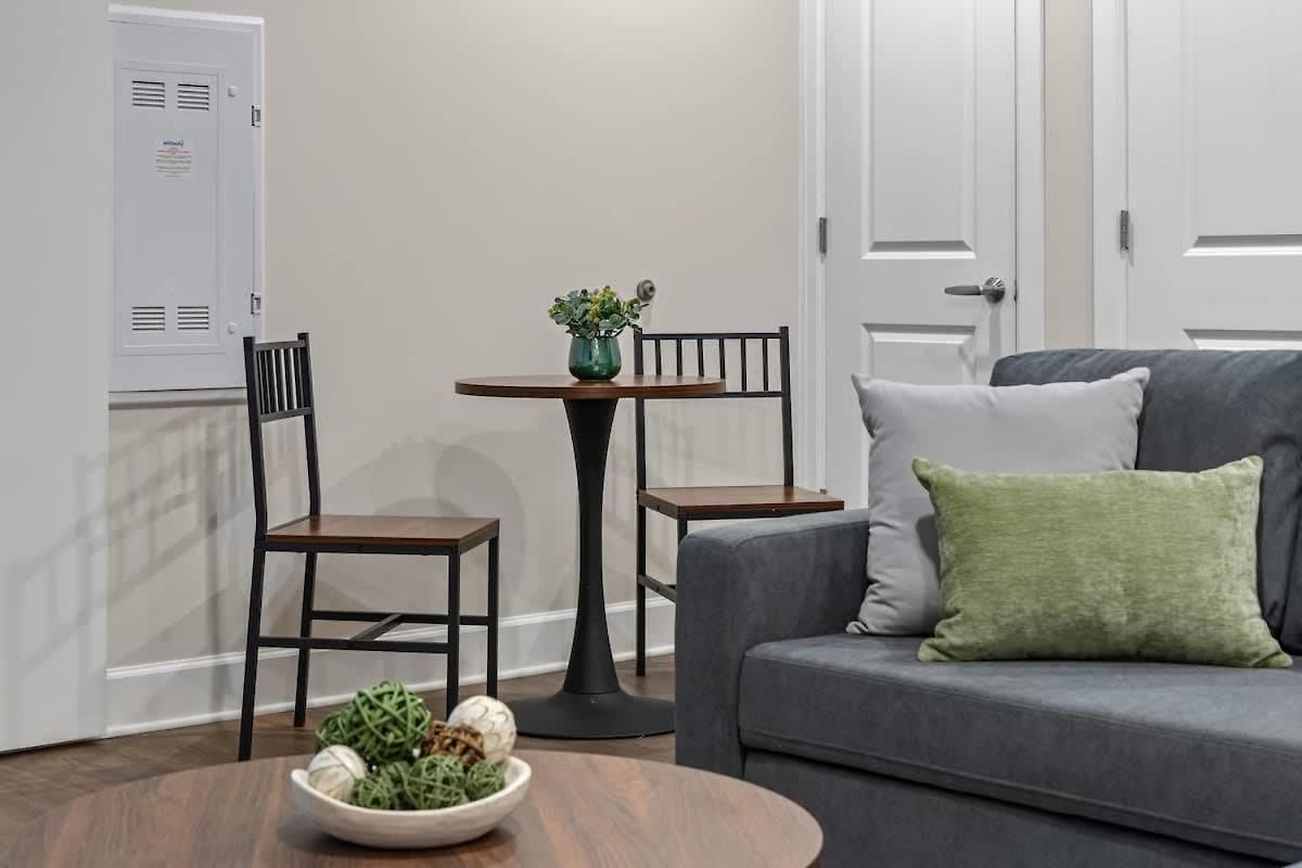 Light-filled Retreat Near Broadway & Pool Nashville