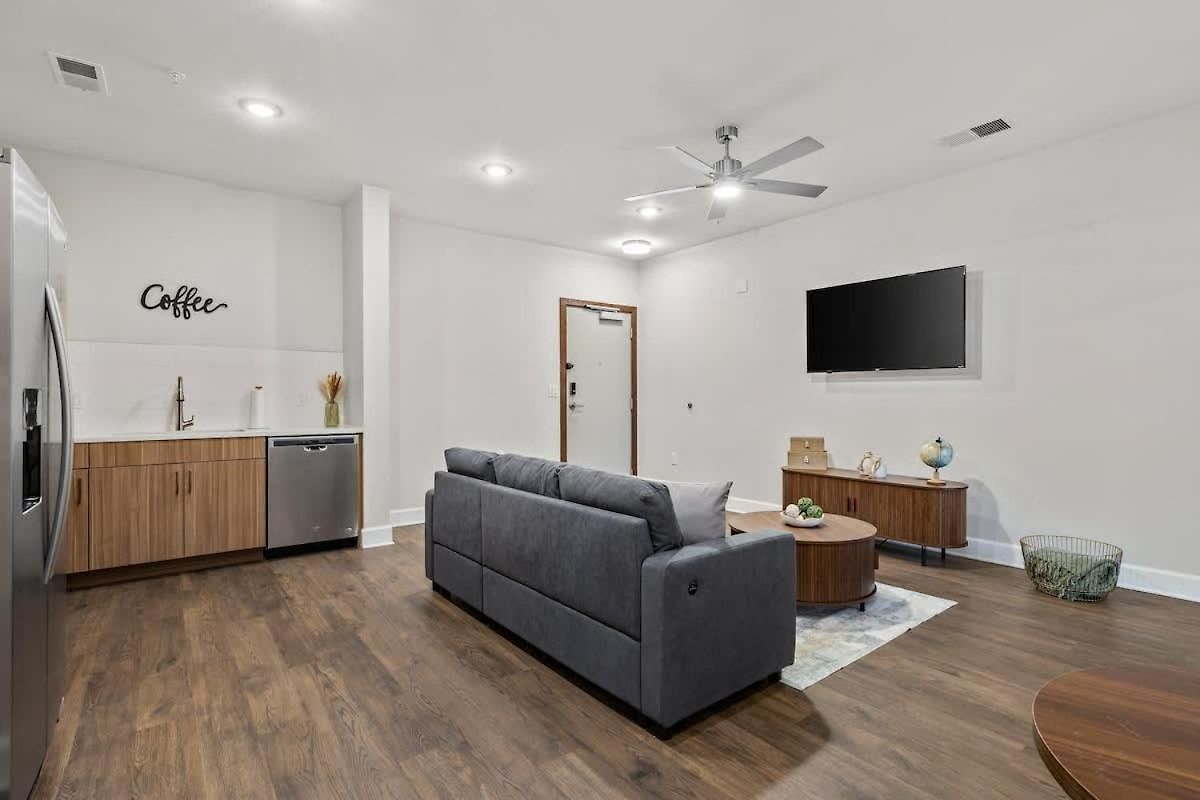 Apartment Light-filled Retreat Near Broadway & Pool *