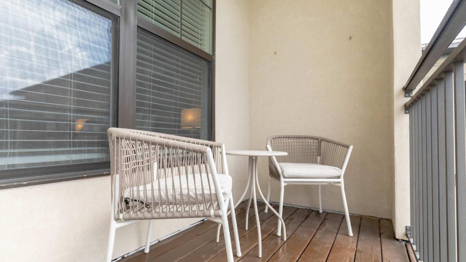 The I Vibe 8770 Apartment *