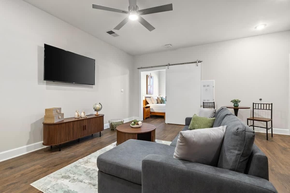 Light-filled Retreat Near Broadway & Pool *