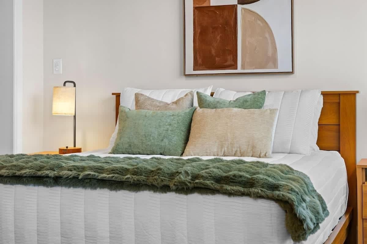 Light-filled Retreat Near Broadway & Pool *