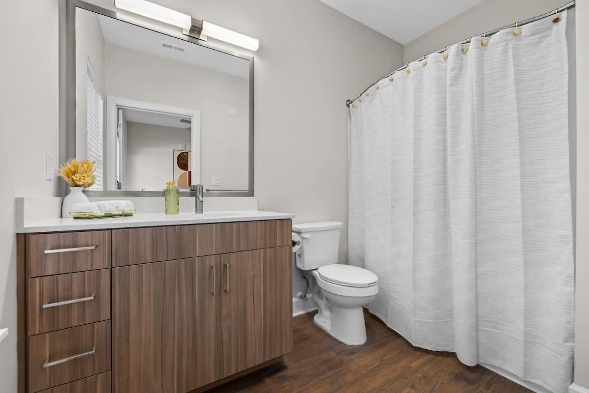 Light-filled Retreat Near Broadway & Pool Apartment