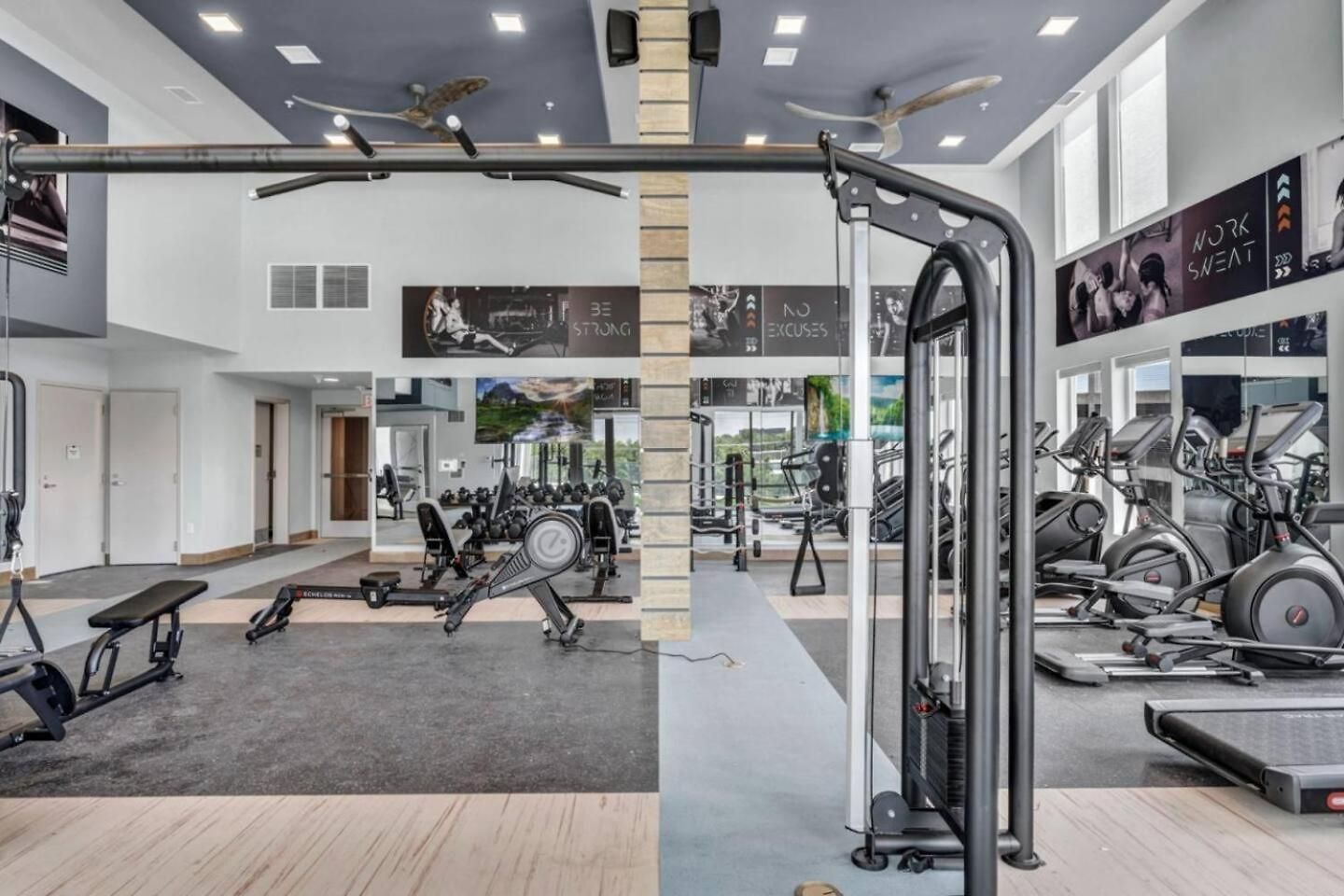 King Bed, Gym, Rooftop Pool, Free Parking Apartment