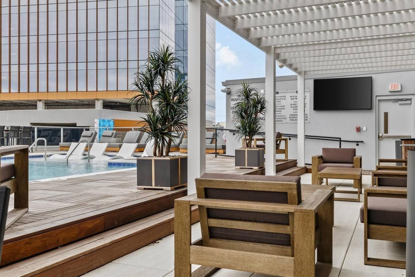 King Bed, Gym, Rooftop Pool, Free Parking