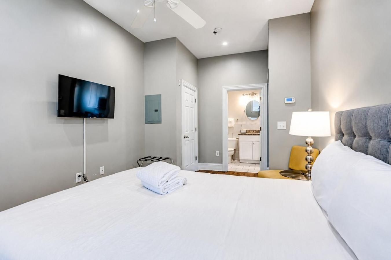 Bright & Cozy Church Conversion 1br Nashville
