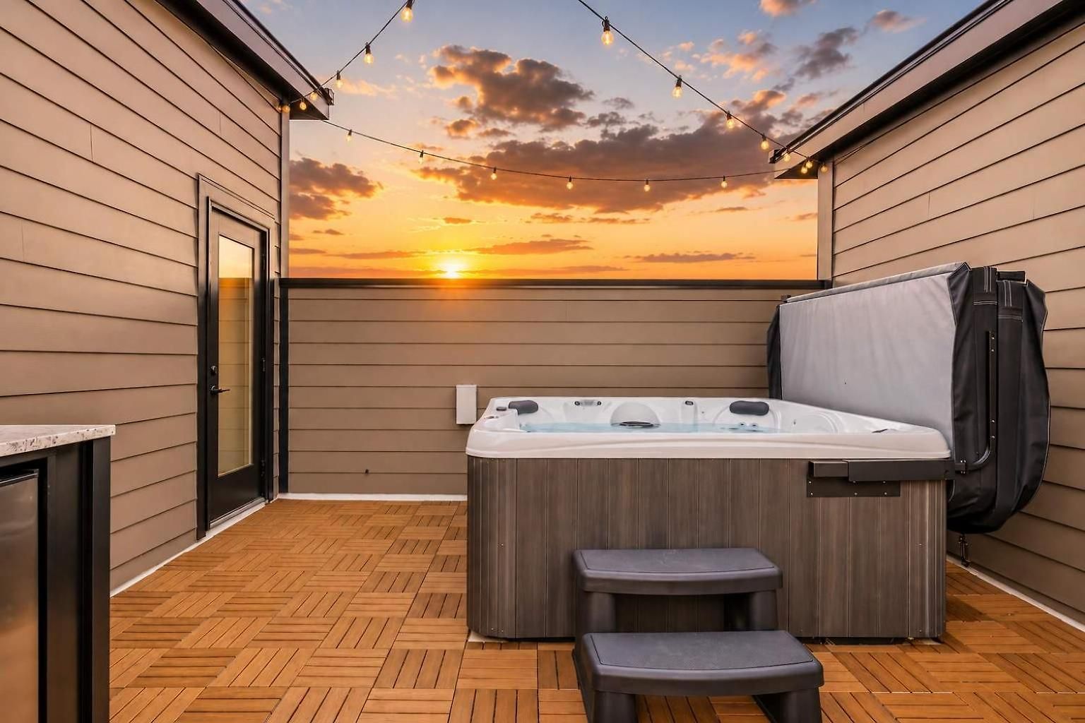 Modern Multi-level Retreat With Rooftop Hot Tub Apartment *