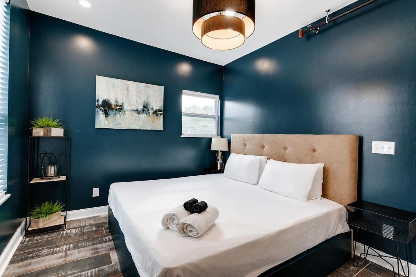 Gallant Glass 4br Floor Walk To Vandy! Apartment