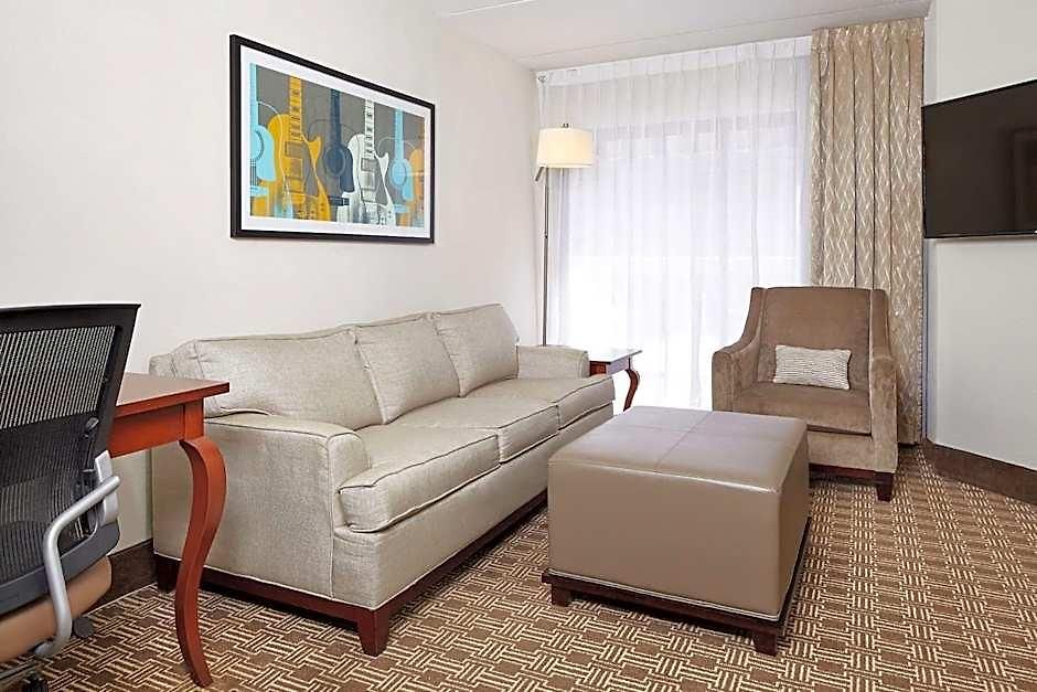 Hotel Doubletree By Hilton Airport 3*