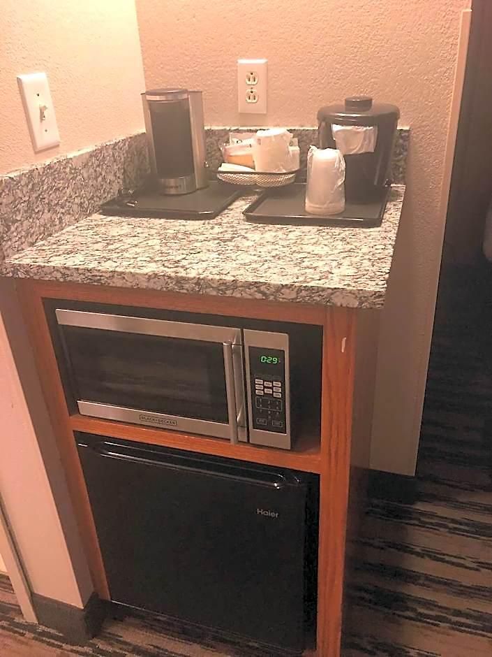 Country & By Radisson, Airport East, Tn Hotel 4*
