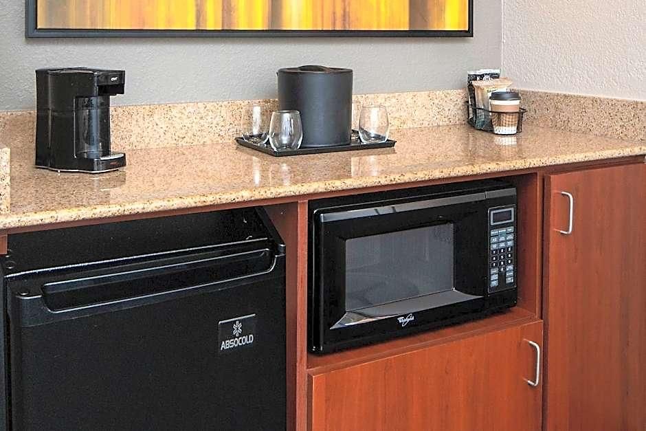 Courtyard By Marriott Airport Hotel