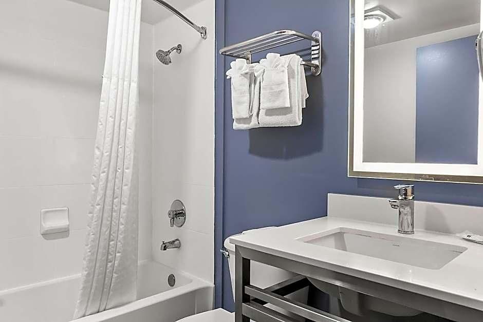 Hotel Microtel & By Wyndham 2*