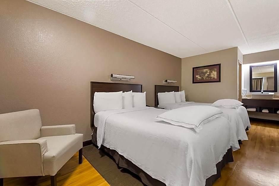 Hotel Red Roof Plus+ Airport 3*