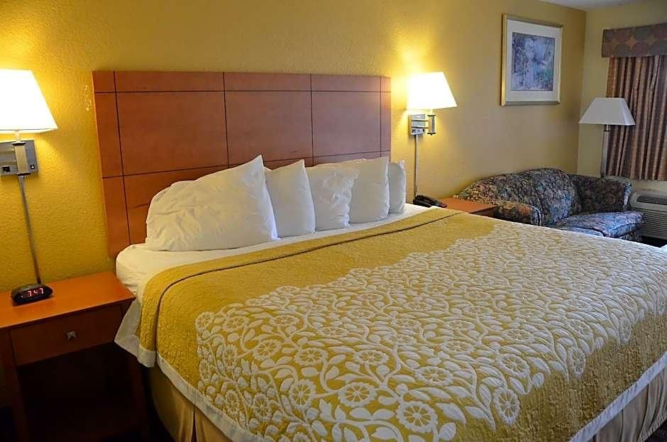 Days By Wyndham Airport East Nashville