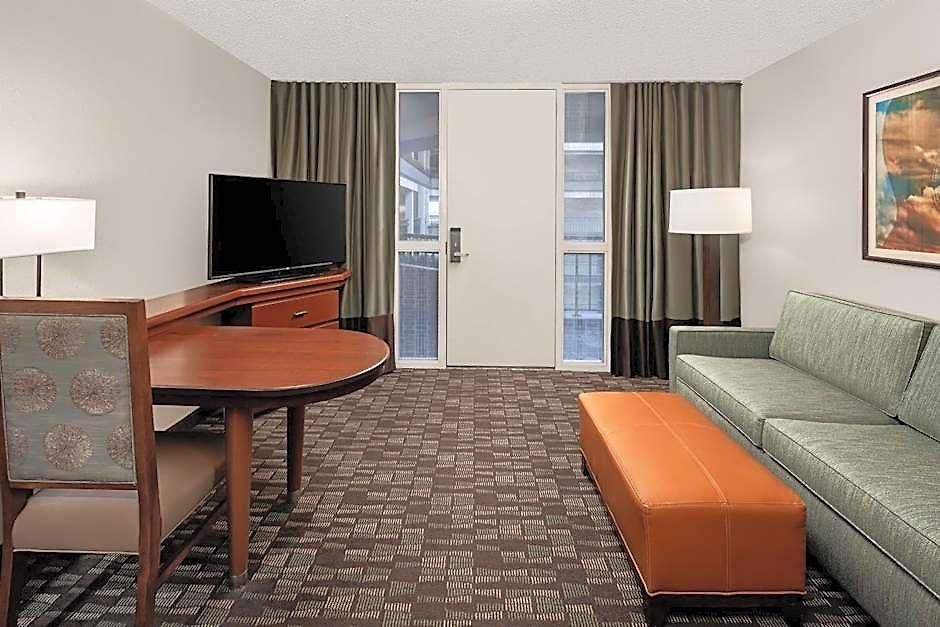 Hotel Embassy By Hilton Airport 4*
